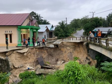 Akibat Hujan Deras dan Fenomena Abrasi, Rumah Di Langsa Aceh Nyaris Ambruk
