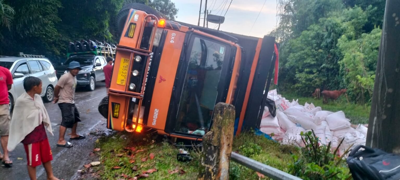 Rem Blong Diduga Terlalu Lama Teredam Air, Truk Bermuatan Pupuk Terguling