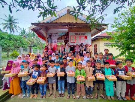 Relawan Rangkang Pustaka Rayakan Maulid dan Bagikan Beasiswa Anak Yatim dan Anak Keluarga Kurang Mampu