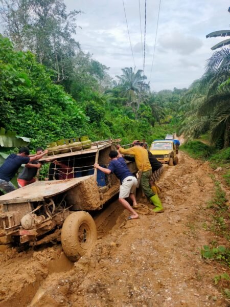 Mobil dan Jalan di Pedalaman Aceh Timu Sama Jadulnya