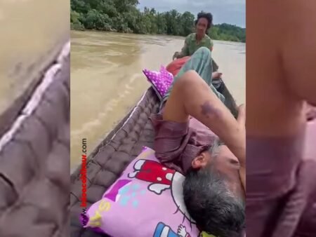 Warga Pulau Tiga Sakit Terpaksa di Antar Menggunakan Perahu