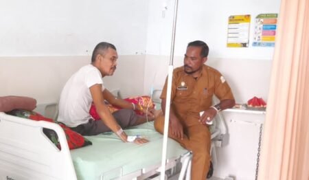 Peduli Masyarakat, Kades Simpang Aneuh Besuk Warganya yang Sakit