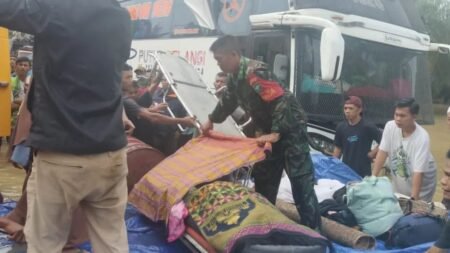 Pasca Banjir Meluas, Mobil Ambulan Angkut Jenazah Terjebak Banjir di Perbatasan Aceh-Sumatera