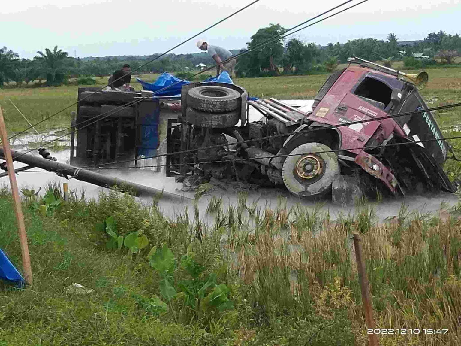 Hindari Sepeda Motor Truck LPG Terguling di Simpang Ulim