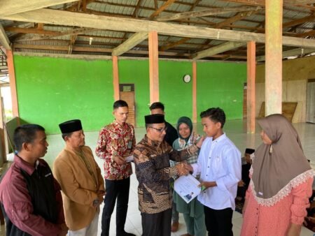 Haji Uma Serahkan Sertifikat Beasiswa PIP Secara Simbolis di Aceh Singkil