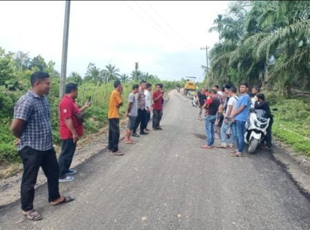 Diduga Jalan Aspal di Babah Krueng Peureulak tak Sesuai AC-WC