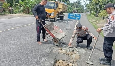 Peduli Masyarakat, Polsek Sungai Raya Timbun Jalan yang Berlubang