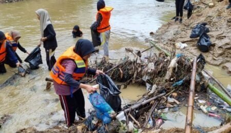 Basecamp Solidaritas Indonesia Lakukan Kegiatan Bersih-bersih di Hari Relawan Internasional
