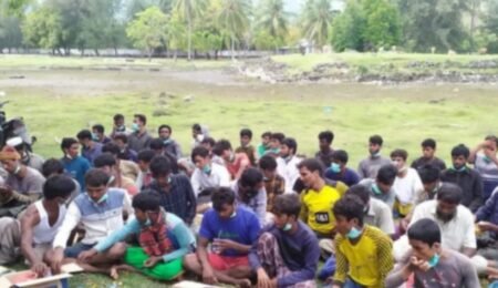 Puluhan Warga Rohingya yang Terdampar di Aceh Hanya Diberi Minum dan Istirahat Dibawah Pohon