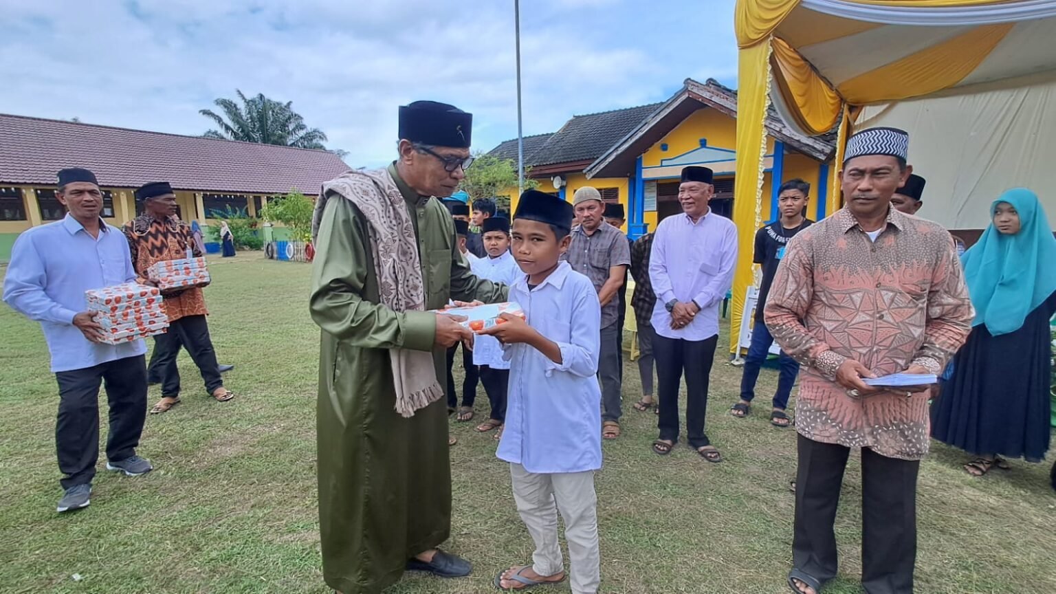 Santunan Anak Yatim Di Peringatan Maulid SMPN 2 Julok