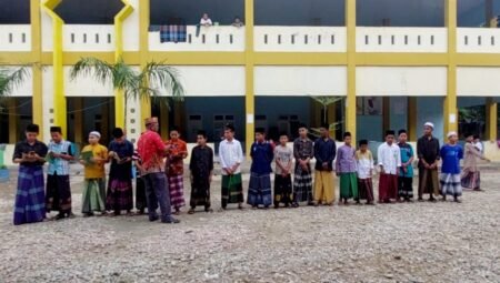 Santri Kurang Mampu Terima Bantuan Kitab Kuning