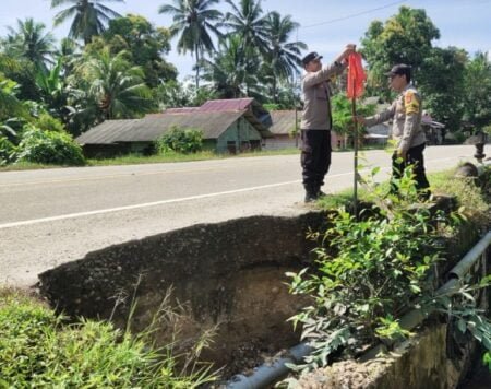 Respon Cepat Laporan Warga Polsek Rantau Seulamat Beri Tanda Jalan Berlubang