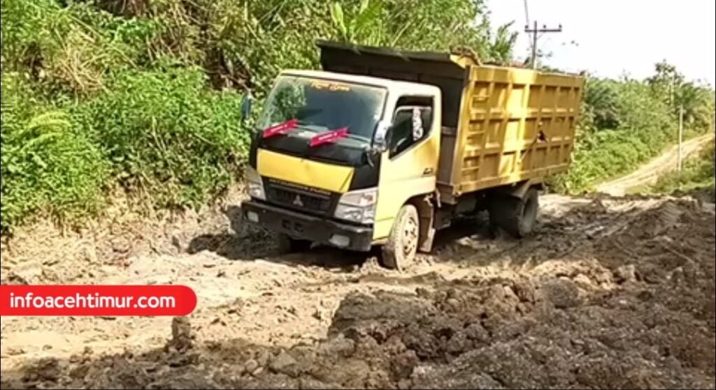 Jalan Simpang Rambung Rusak Parah, Warga Minta Perhatikan Jalan Produktif Tani Aceh Timur