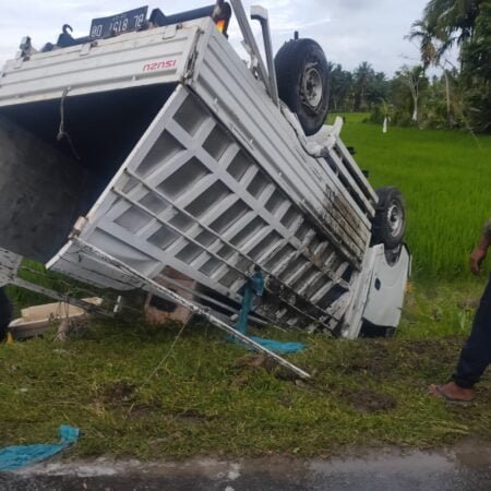 Satu Pickup Isuzu Pengiriman Ikan Terjungkal di Dekat Polres Aceh Timur
