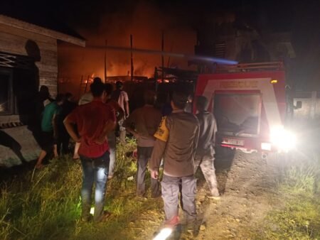 Kobaran Api Hanguskan Dua Rumah di Peureulak Timur