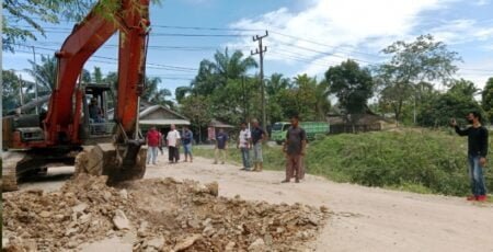 Abaikan Keinginan Desa, Jalan Akses PKS PT Ensem Sawita Aramiyah Aceh Timur Diblokade