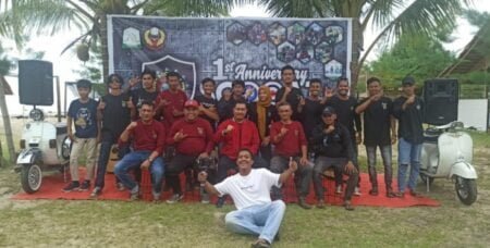 Komunitas Vespa Scooat Aceh Timur Rayakan Ultah dengan Membersihkan Pantai