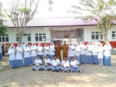 SMAN 1 Peureulak Adakan Pentas Seni Dengan Tema Mencintai likungan kreatif