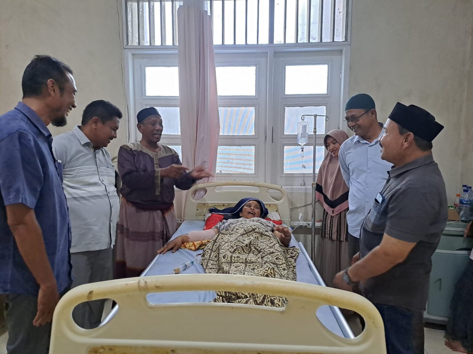 Aliansi Julok Bersatu Kunjungi Korban Pembacokan di Rumah Sakit