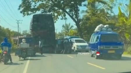 Breaking News: Satu Unit Mobil Keluarga Hantam Pantat Tronton di Matang Pineng Idi Cut