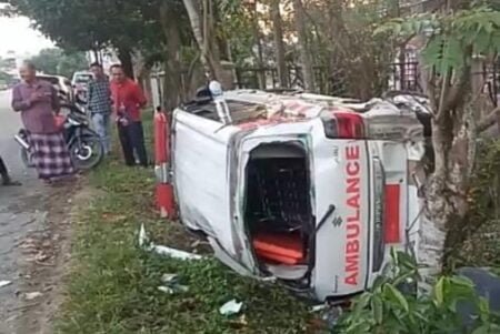 Bawa Pasien Rujukan ke Banda Aceh, Ambulans Aceh Timur Alami Kecelakaan