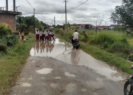 Puluhan Tahun Tak Diperbaiki, Warga Ancam Tutup Akses Jalan ke PDAM Aceh Timur