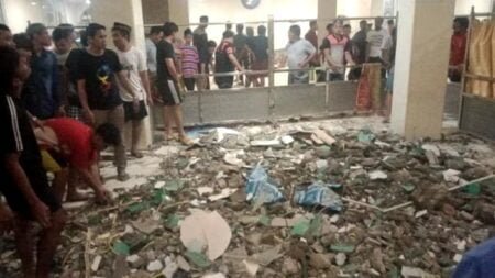 Atap masjid di Makassar roboh timpa 9 jemaah salat tarawih