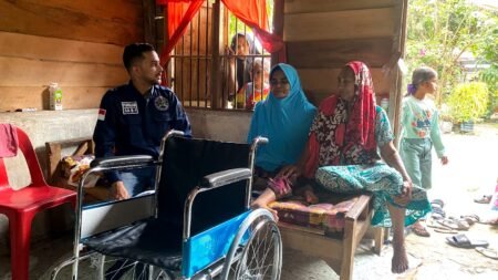 Haji Uma Melalui Stafnya Serahkan Kursi Roda Kepada Penderita Stroke di Aceh Timur