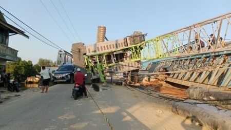 Mobil Crane Raksasa Terjungkal saat Tengah Beroperasi di Kuala Langsa Aceh, Sopir Luka Parah