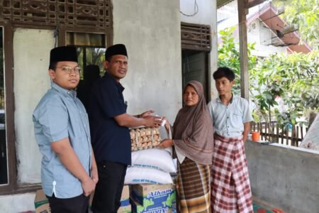 Mantan Bupati Aceh Timur Rocky Sambangi Rumah Keluarga Korban Tenggelam