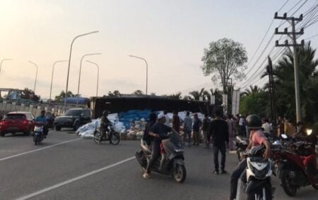 Mesin Mati dan Rem Blong, Truk Muatan Barang Terguling di Jembatan Peureulak