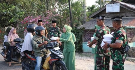 Jelang Berbuka Puasa, Kodim Aceh Timur Bagikan Takjil Gratis kepada Masyarakat