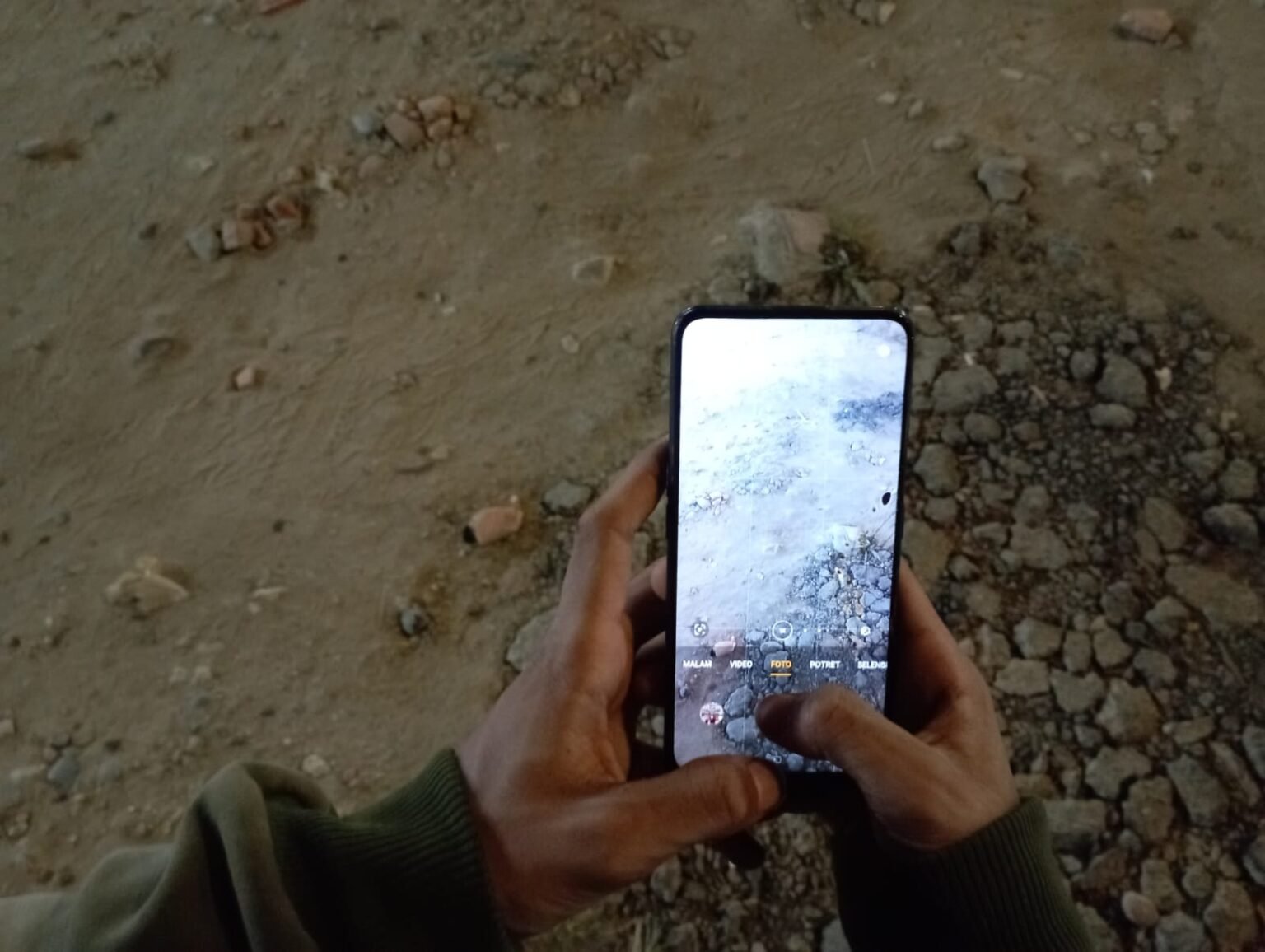 Ada Jalan Rusak, Jokowi: Sampaikan Ke Saya Lewat Instagram. Si “Manusia Merdeka”: Mari Jadi Aktivis Medsos