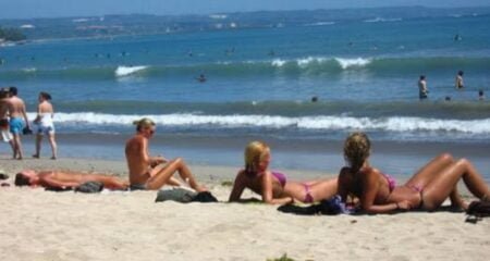 Warga Lokal Hati-hati! Sembarangan Rekam Tingkah Aneh Turis Asing Dapat di Sanksi