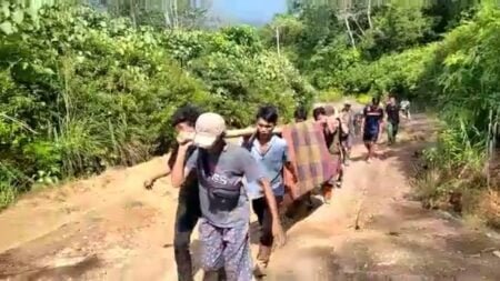 Kasihan, Warga Simpang Jernih Aceh Timur Terpaksa Tandu Orang yang Sakit Akibat Jalan Rusak