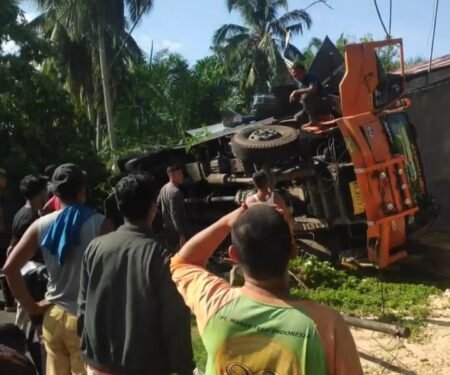 Breaking News: Truk Fuso Alami Kecelakaan di Sungai Raya, Aceh Timur
