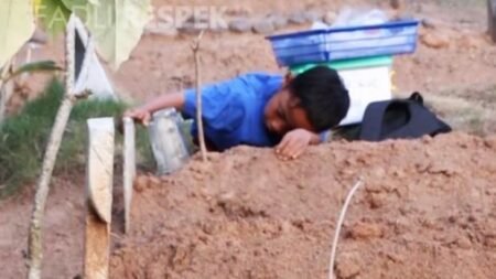 Pilu! Bocah Yatim Mengadu Nasib di Makam Ayah sebelum Berangkat Jualan Kue