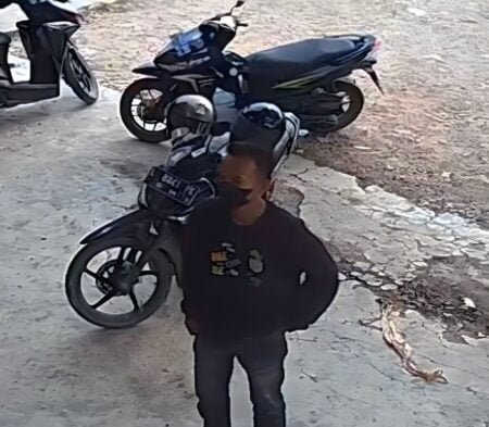 Sok Lugu Pria Raya Panyang Curi Helm di JNT Peureulak