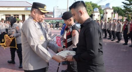 Bripda Facrur Rizha Bayeun dan Muhammad Nabil Tamam terima penghargaan Dari Kapores Langsa
