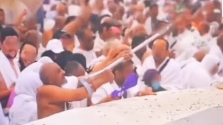 Ketika Seorang Jemaah Haji Lempar Jumrah Seperti Memuntahkan Peluru Dengan Kruk