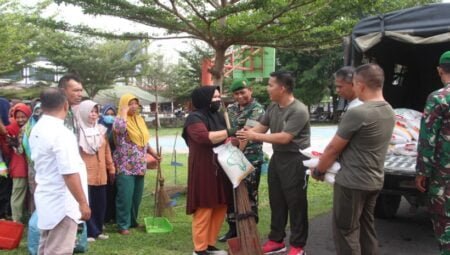 Program Jum’at Berkah, Kodim 0104/Atim Bagikan Sembako Kepada Masyarakat