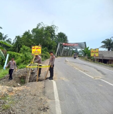 Cegah Laka Lantas Lintas Atim-Galus, Polsek Peureulak Barat Pasang Rambu-rambu