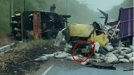 Bak Mukjizat, Balita Selamat Keluar dari Kolong Truk yang Remuk Usai Kecelakaan di Lampung