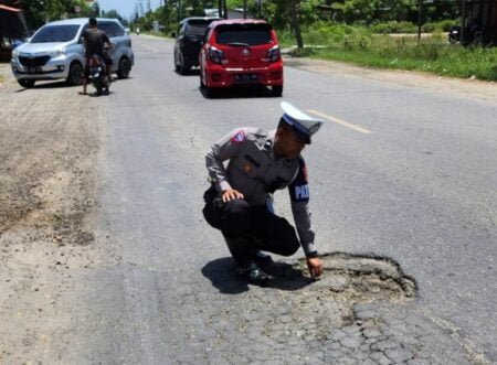Jalan Berlubang, Satlantas Aceh Timur Imbau Pengendara Berhati-hati