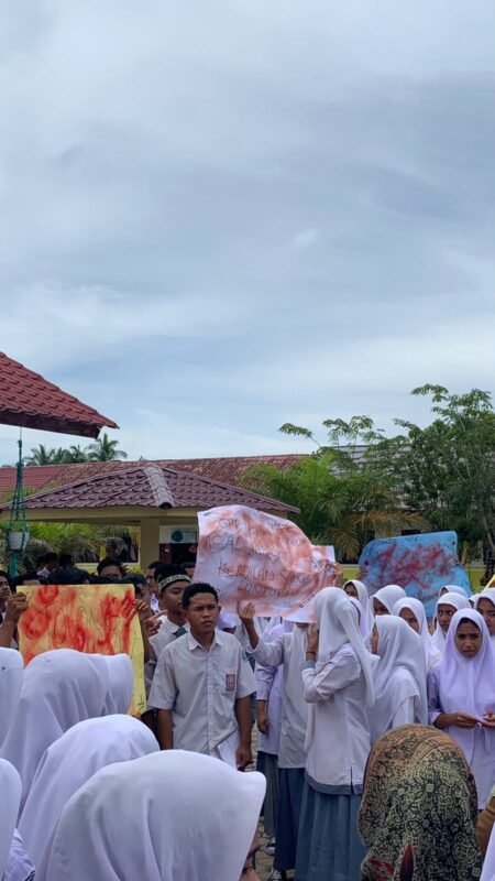 Siswa SMAN 1 Peudawa Demo dan Tuntut Kepala Sekolah Turun dari Tahtanya