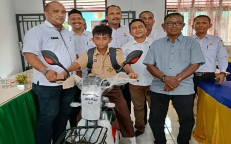 Senyum Bahagia Arya Adriansyah Dapat Bantuan Sepeda Listrik dari Kacabdisdik Aceh Timur