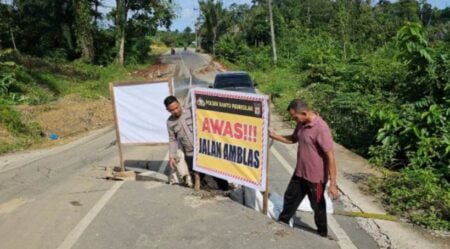 Hati-hati! Ruas Jalan di Ranto Peureulak Aceh Timur Amblas, Polisi Pasang Rambu