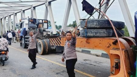 Jalan Lintas Nasional di Aceh Timur Macet Parah Akibat Truck Fuso Hantam Besi Jembatan