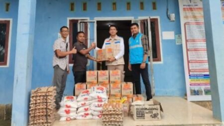 PLN ULP Peureulak Gerak Cepat Memberikan Bantuan Sembako Kepada Korban Banjir