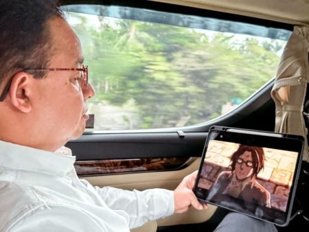 Sebelum ke Aceh Timur, Anies Sempatkan Nonton Anime Attack on Titan di Mobil